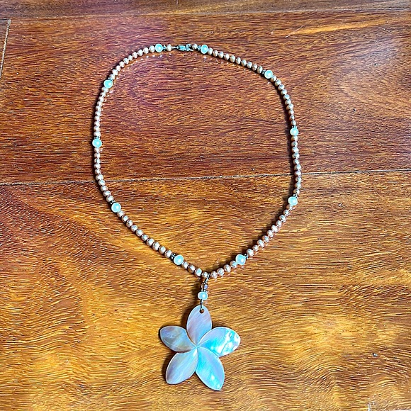 Jewelry - Mother of Pearl flower & fresh water Pearl necklace